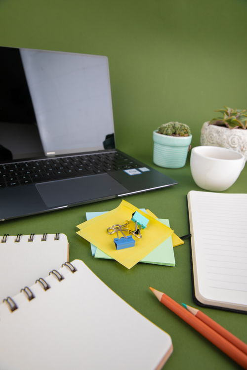 文件夹与便利贴 办公用品商务摄影的视觉营销策略